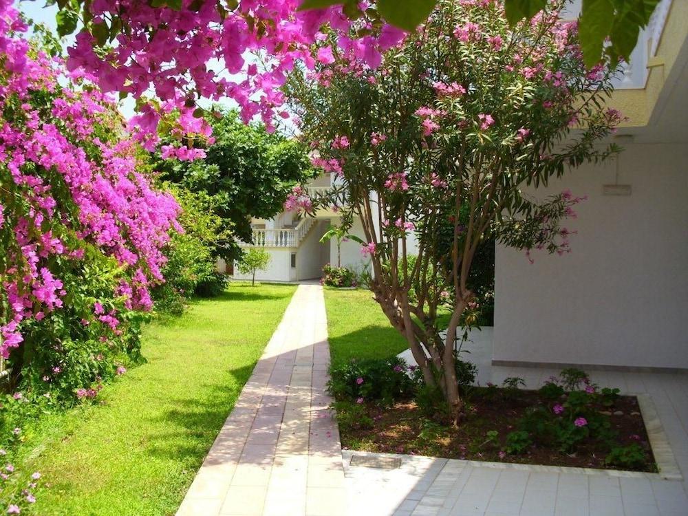 Helgas Paradise Hotell